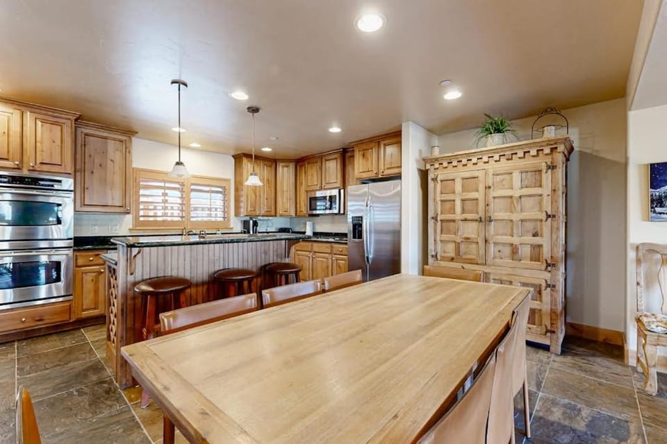 Spacious townhome with private hot tub pool table & shared pool & gym House in Summit Park