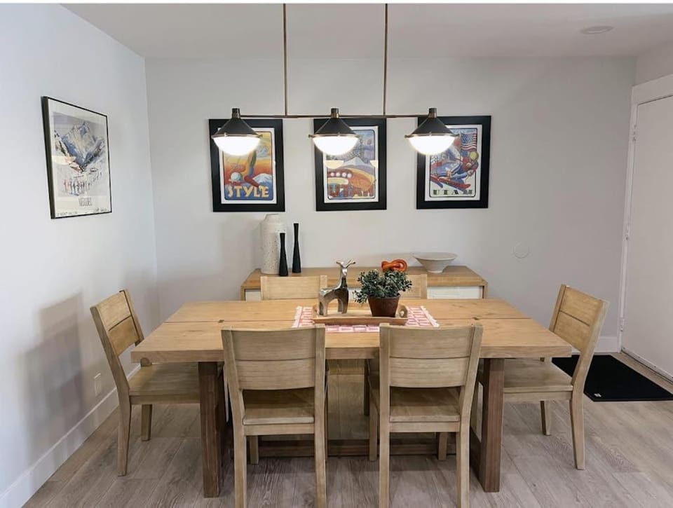 Bright dog-friendly townhome with gas fireplace & garage - walk to shuttle House in Park City