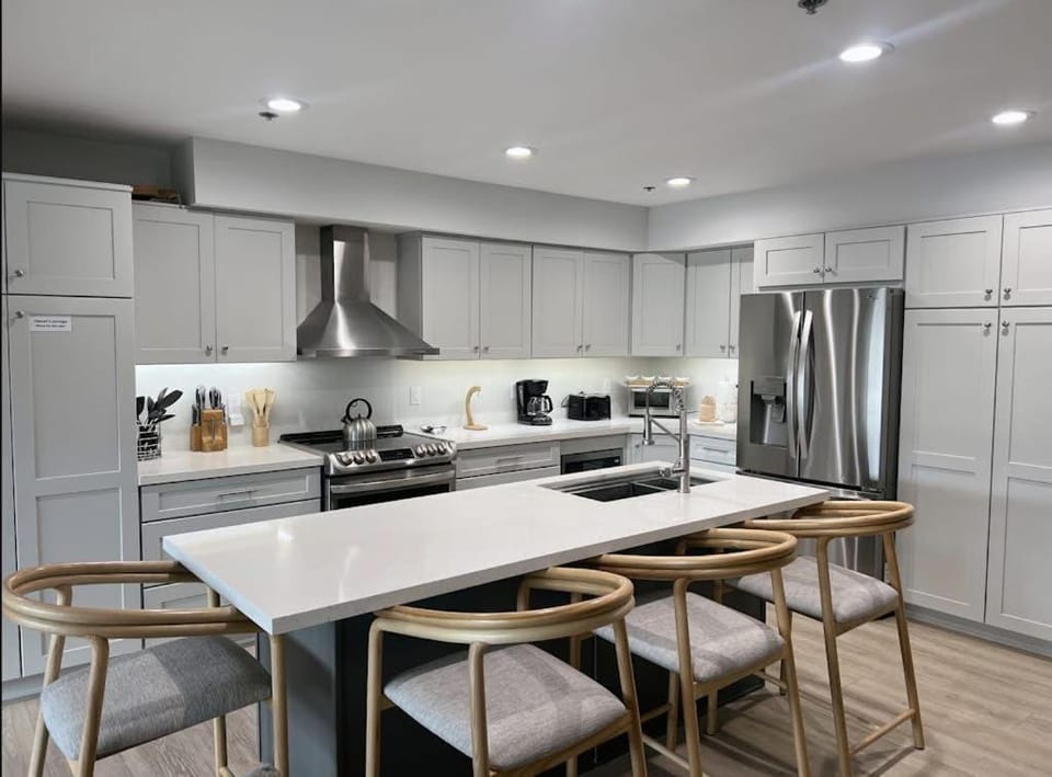 Bright dog-friendly townhome with gas fireplace & garage - walk to shuttle House in Park City