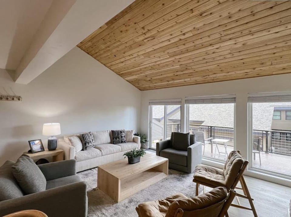 Bright dog-friendly townhome with gas fireplace & garage - walk to shuttle House in Park City
