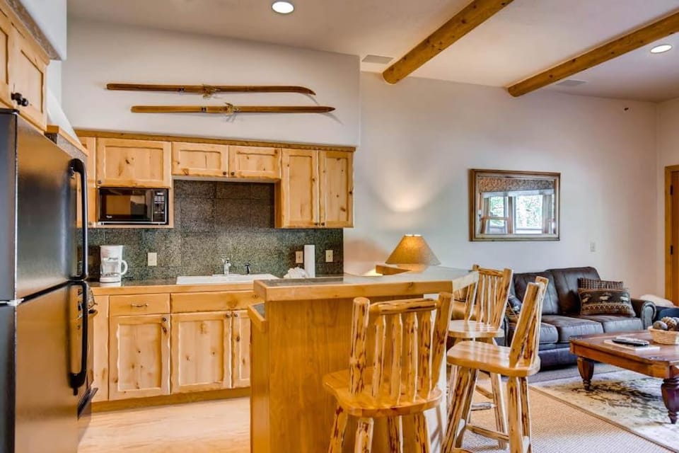 Condo on the free shuttle route with two fireplaces - close to skiing & downtown House in Park City