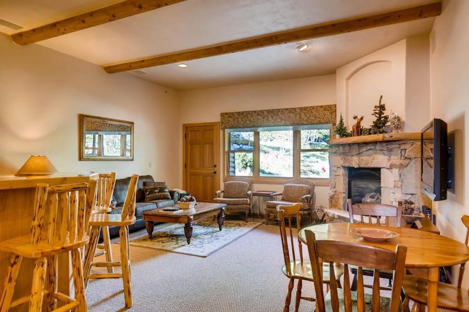 Condo on the free shuttle route with two fireplaces - close to skiing & downtown House in Park City