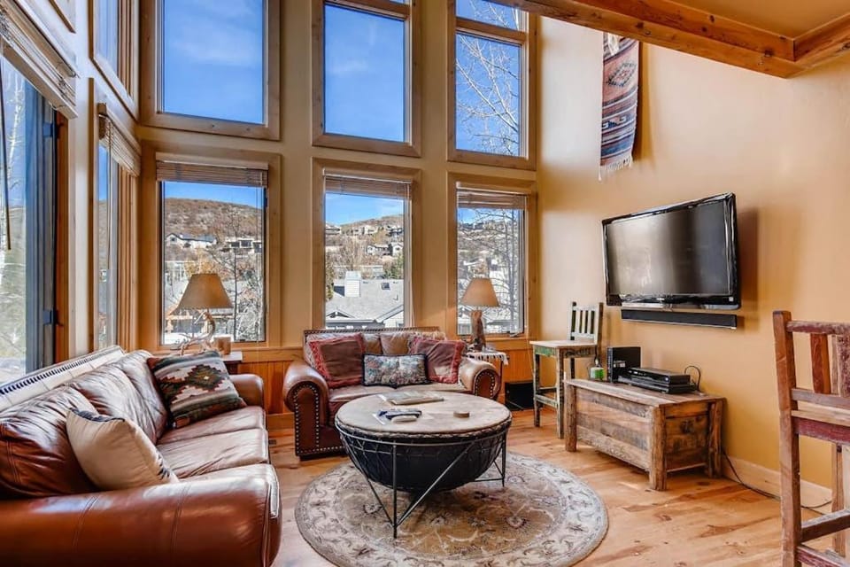 Downtown townhome with private hot tub close to Park City Mountain & Deer Valley House in Park City