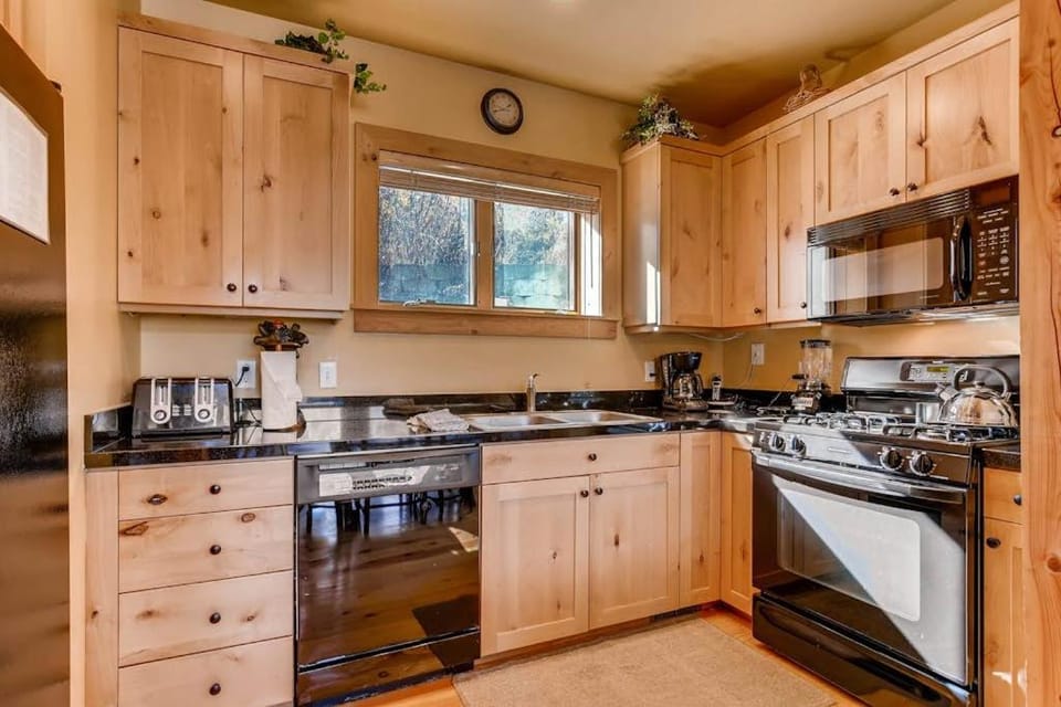 Downtown townhome with private hot tub close to Park City Mountain & Deer Valley House in Park City