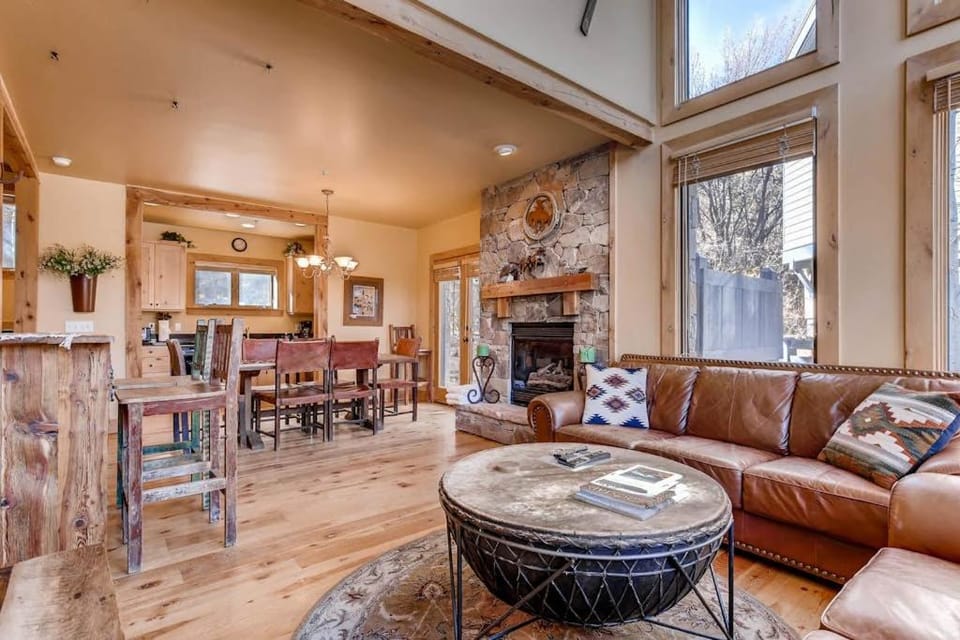 Downtown townhome with private hot tub close to Park City Mountain & Deer Valley House in Park City