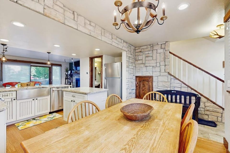 Cheery townhome in Park City with large furnished deck & private hot tub House in Snyderville