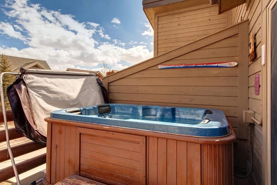 Bear Hollow Village-Updated Home with Hot Tub Fitness Center & Pool Access House in Snyderville