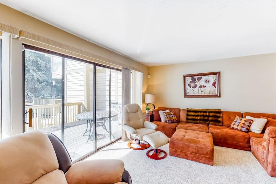 Three-Story Dog-Friendly Townhouse with Free WiFi Gas Fireplaces & washer & dryer House in Snyderville