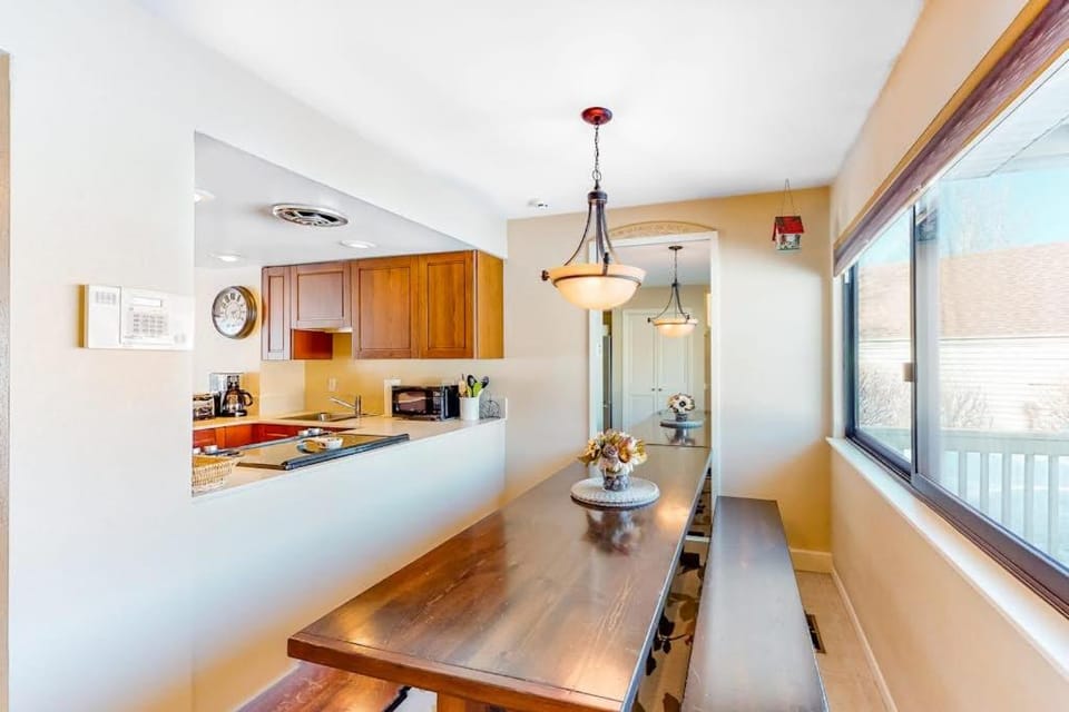 Three-Story Dog-Friendly Townhouse with Free WiFi Gas Fireplaces & washer & dryer House in Snyderville