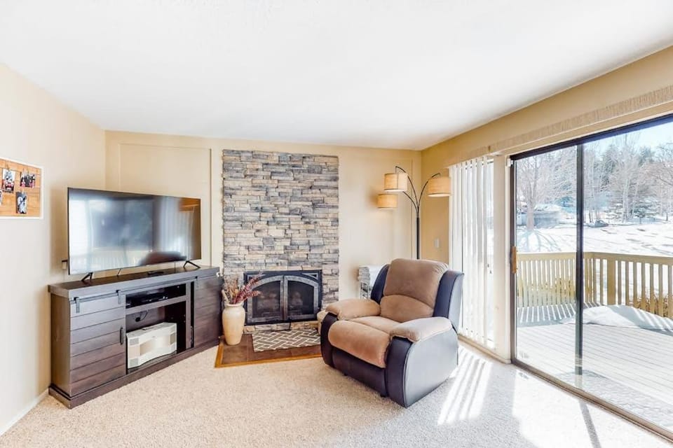Three-Story Dog-Friendly Townhouse with Free WiFi Gas Fireplaces & washer & dryer House in Snyderville