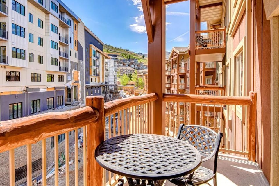 ski-in - ski-out Condo with Shared Hot Tubs and Pools & High-Speed WiFi House in Wasatch County