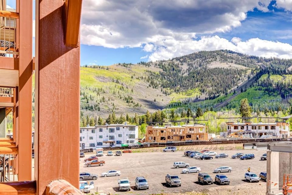 ski-in - ski-out Condo with Shared Hot Tubs and Pools & High-Speed WiFi House in Wasatch County