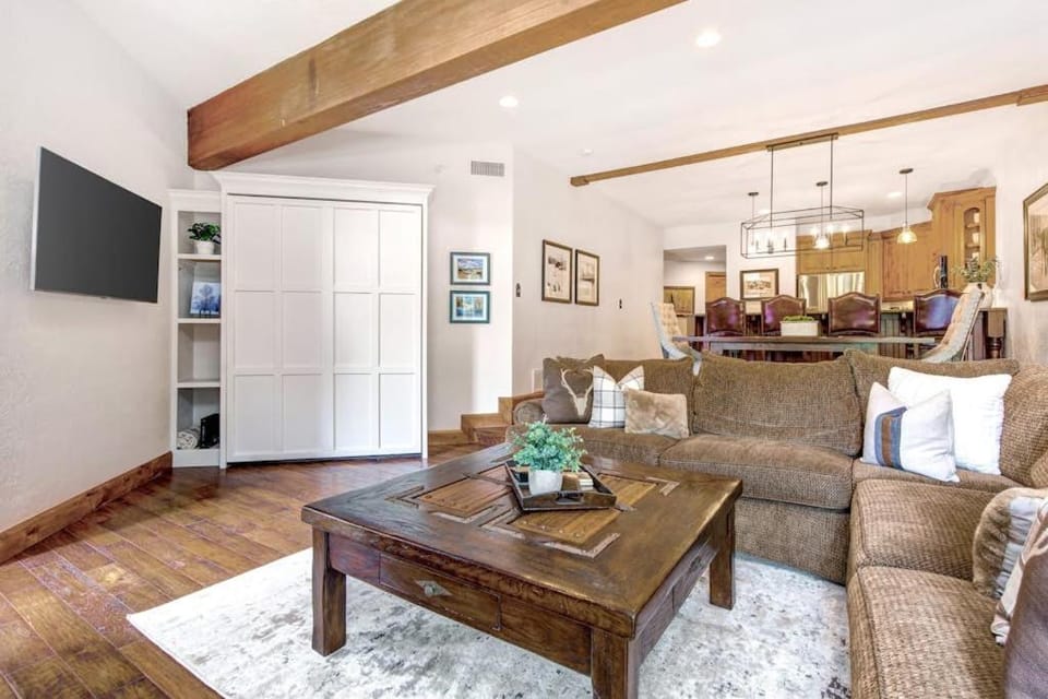 Deer Valley mountain home steps from lifts - private hot tub wifi & fireplace House in Park City