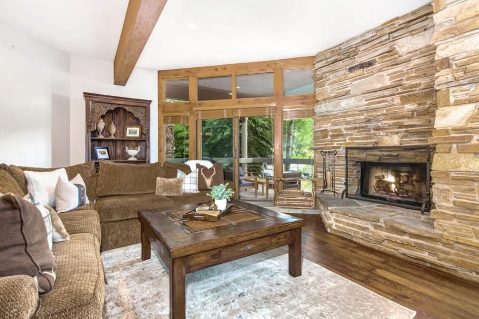 Deer Valley mountain home steps from lifts - private hot tub wifi & fireplace House in Park City