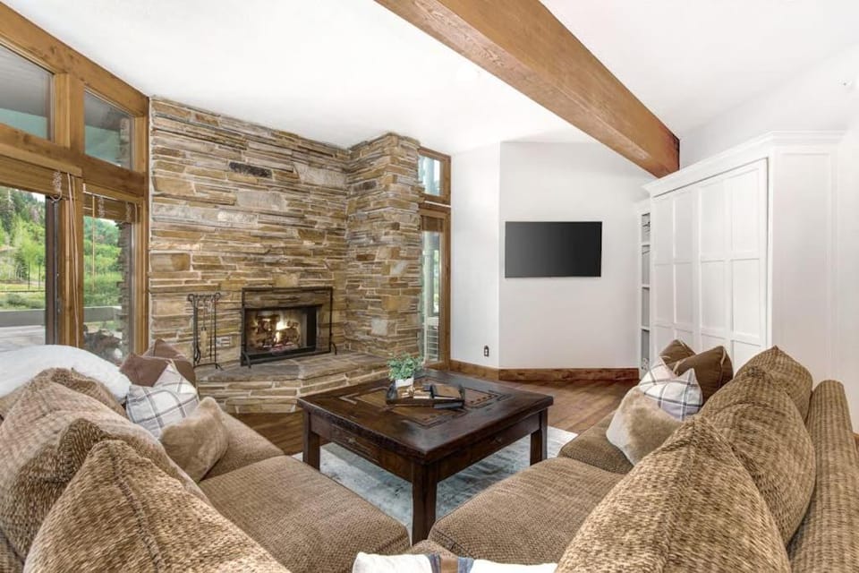 Deer Valley mountain home steps from lifts - private hot tub wifi & fireplace House in Park City