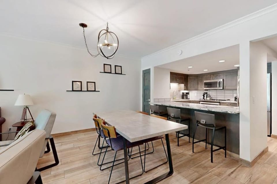 Fully Renovated Condowith Patio Wood Fireplace & Hot Tub House in Park City