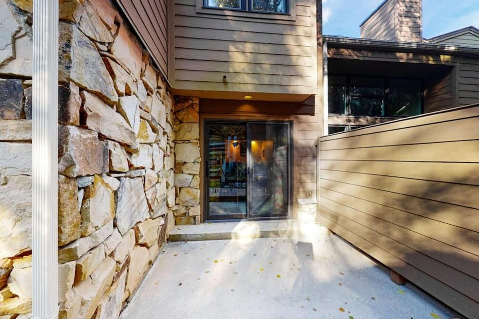 Lower Deer Valley Townhome Close to the Slopes with Patio Valley View & Free WiFi House in Park City
