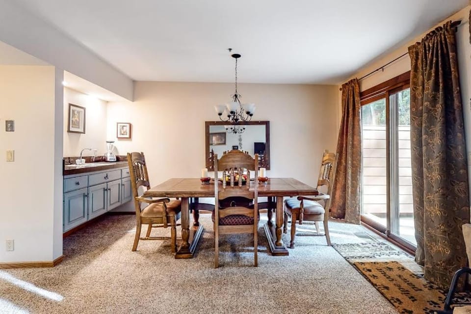 Lower Deer Valley Townhome Close to the Slopes with Patio Valley View & Free WiFi House in Park City
