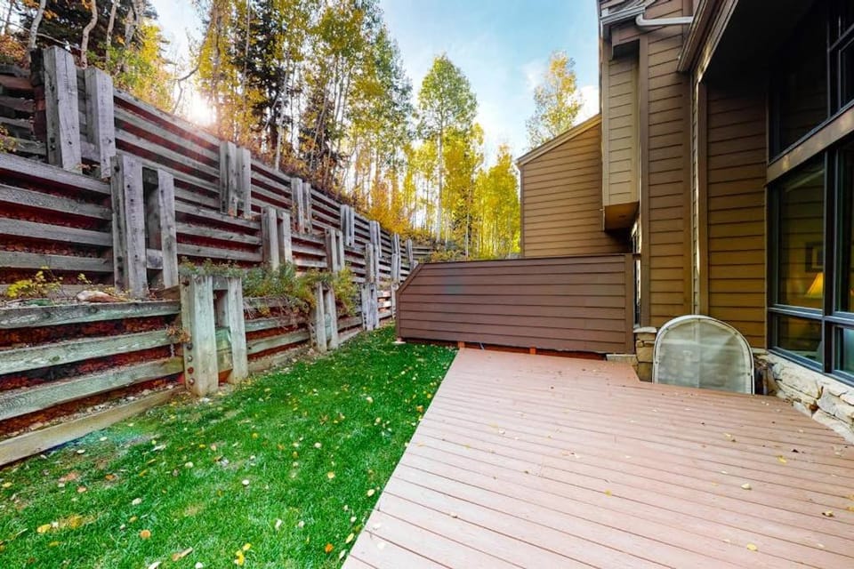 Lower Deer Valley Townhome Close to the Slopes with Patio Valley View & Free WiFi House in Park City