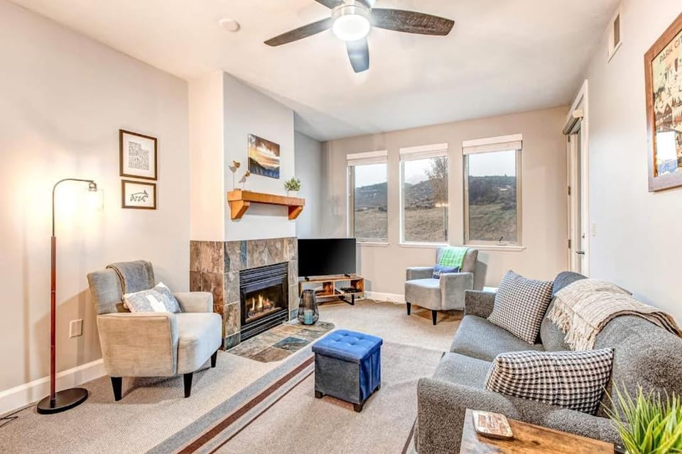 Superbly Updated Condo with Mountain Views Shared Pool Hot Tub Walking Paths House in Summit Park