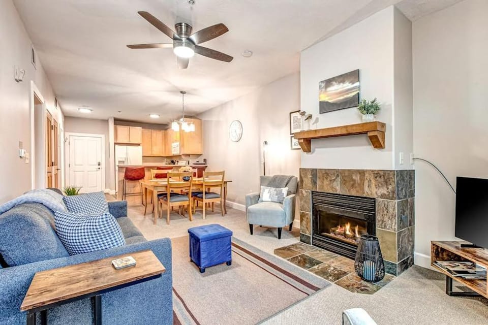 Superbly Updated Condo with Mountain Views Shared Pool Hot Tub Walking Paths House in Summit Park