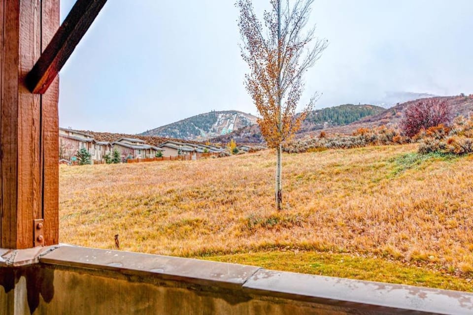 Superbly Updated Condo with Mountain Views Shared Pool Hot Tub Walking Paths House in Summit Park
