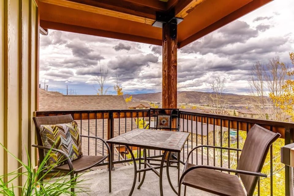 Ski view condo with fast WiFi private grill easy ski access pool & hot tub House in Summit Park
