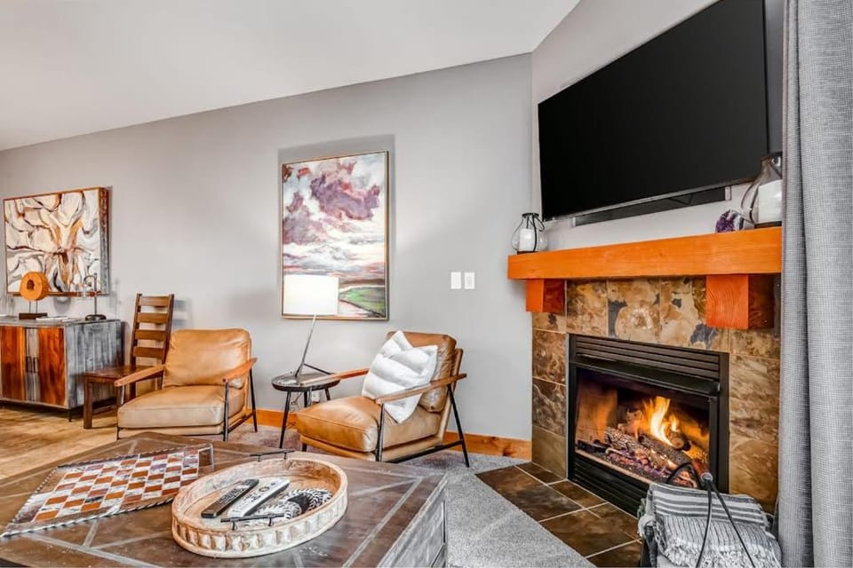Ski view condo with fast WiFi private grill easy ski access pool & hot tub House in Summit Park