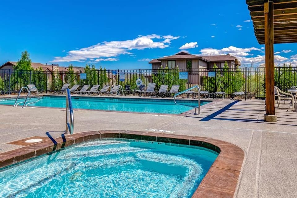Ski view condo with fast WiFi private grill easy ski access pool & hot tub House in Summit Park