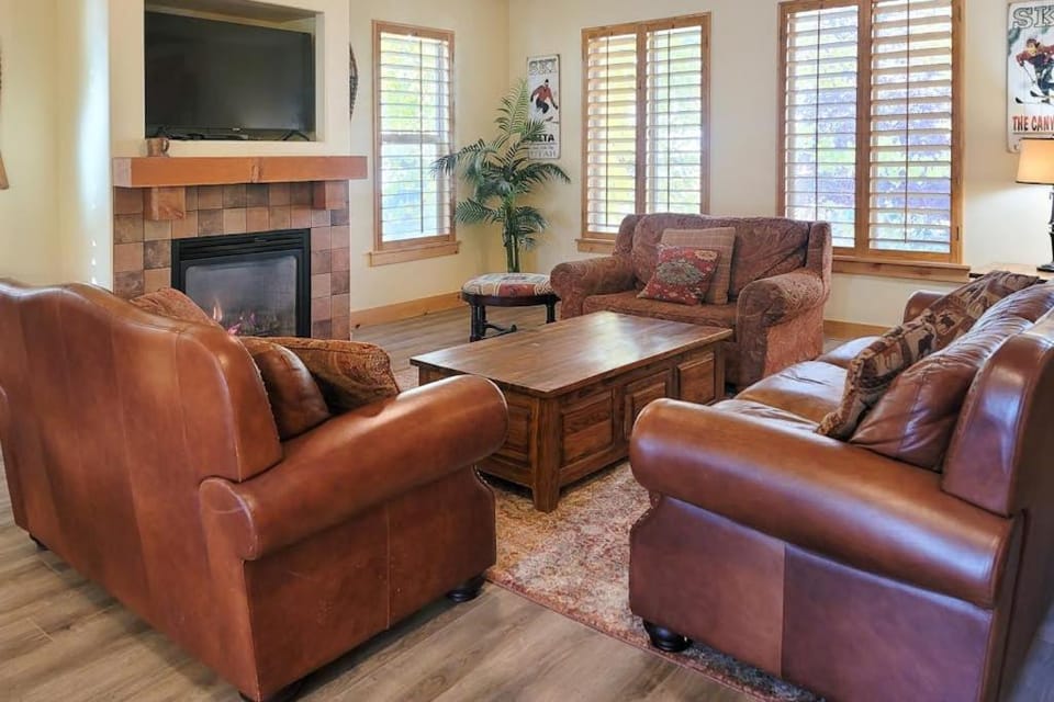 Modern Mountain Lodge with Private Hot Tub Shared Pool & Gym House in Summit Park