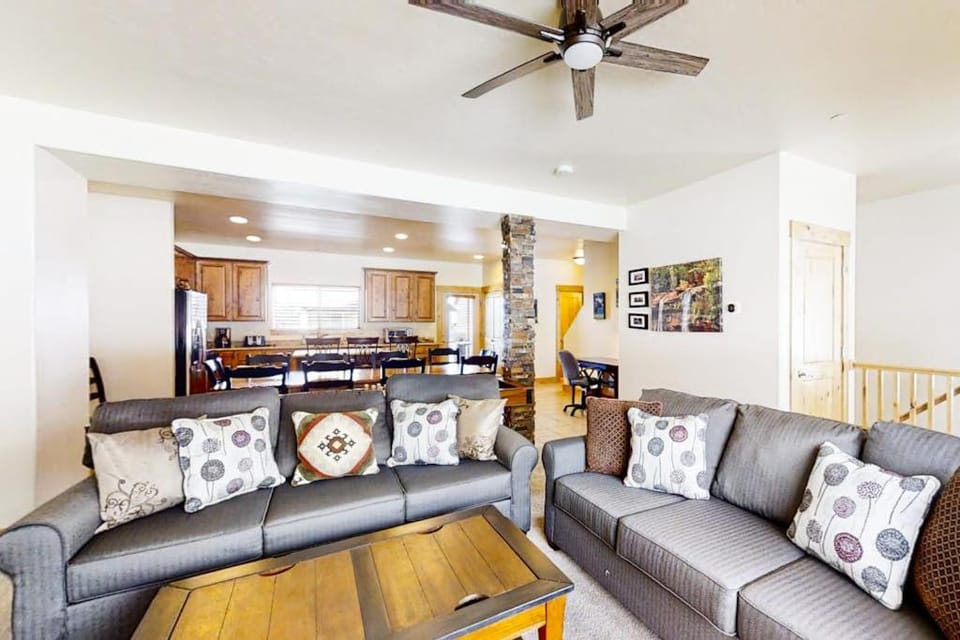 Family-Friendly Home with Private Hot Tub Shared Pool WiFi and Central AC House in Summit Park