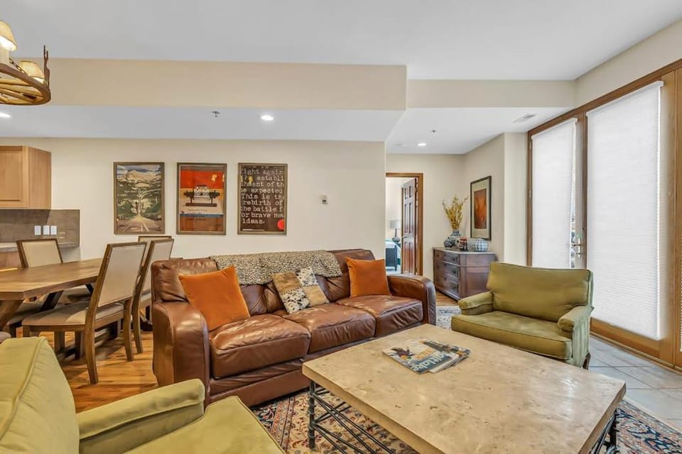 Lovely home with gas fireplaces patio hot tub & WiFi - great location & views House in Park City