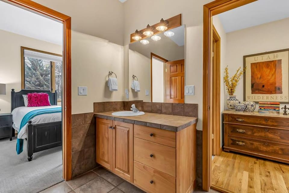 Lovely home with gas fireplaces patio hot tub & WiFi - great location & views House in Park City