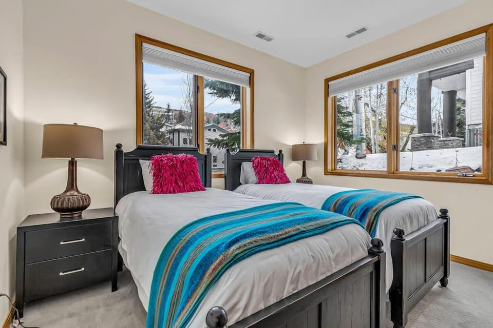 Lovely home with gas fireplaces patio hot tub & WiFi - great location & views House in Park City