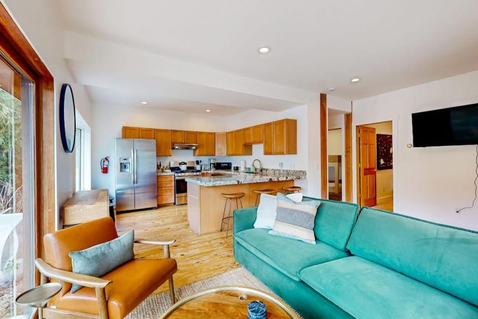 2-story home near Main St with private hot tub deck patio ski & mtn views House in Park City