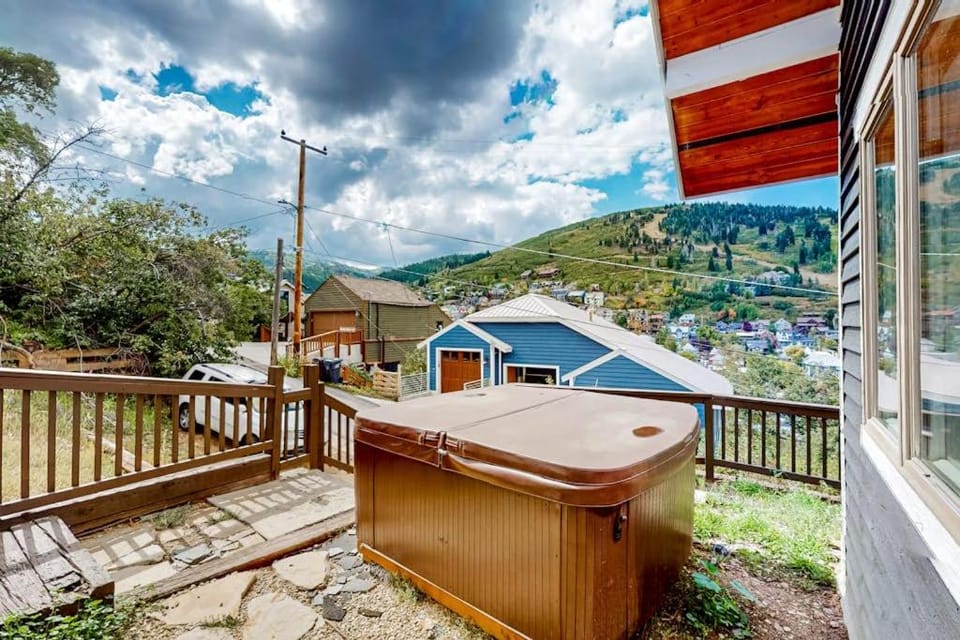 2-story home near Main St with private hot tub deck patio ski & mtn views House in Park City