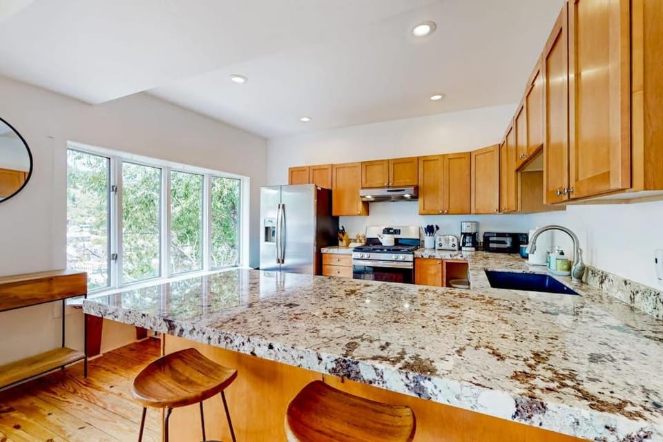 2-story home near Main St with private hot tub deck patio ski & mtn views House in Park City