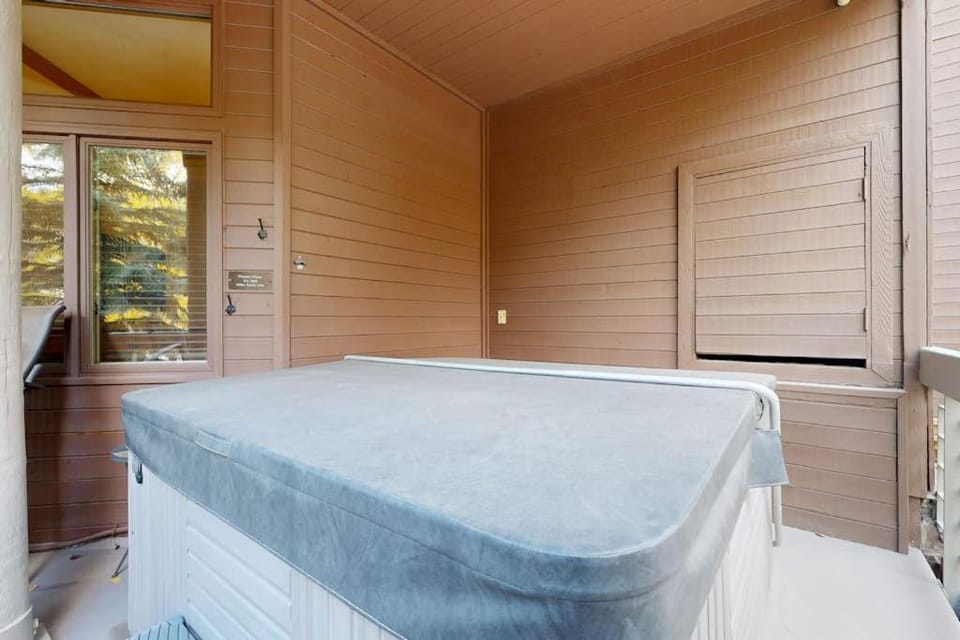 Ski sanctuary with private hot tub - adjacent to slopes & on free bus line House in Park City