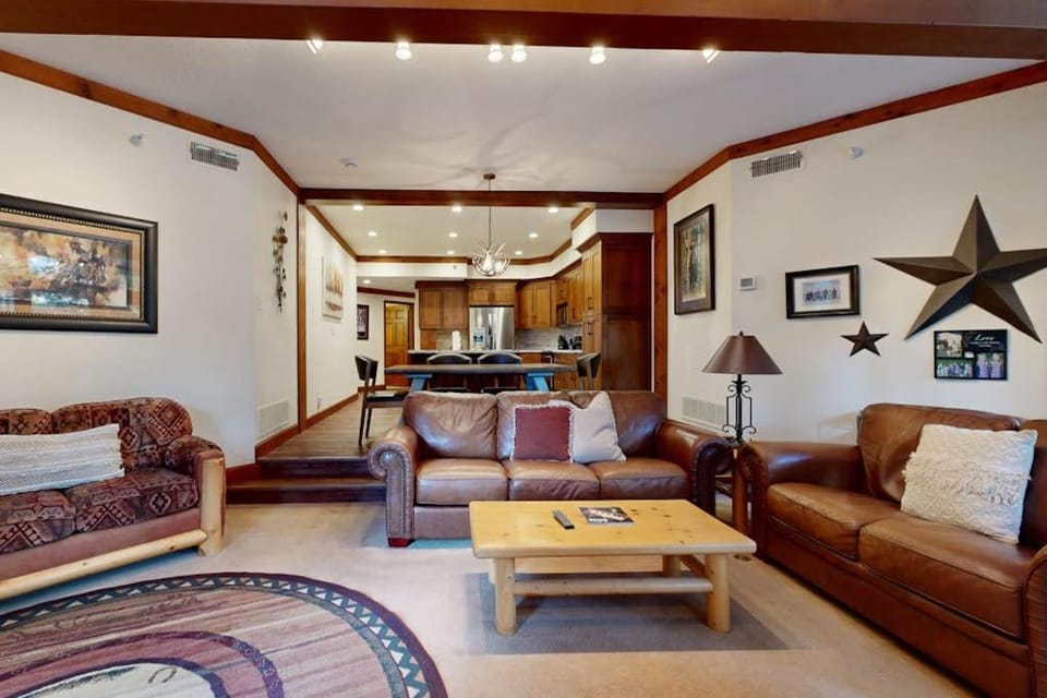 Ski sanctuary with private hot tub - adjacent to slopes & on free bus line House in Park City