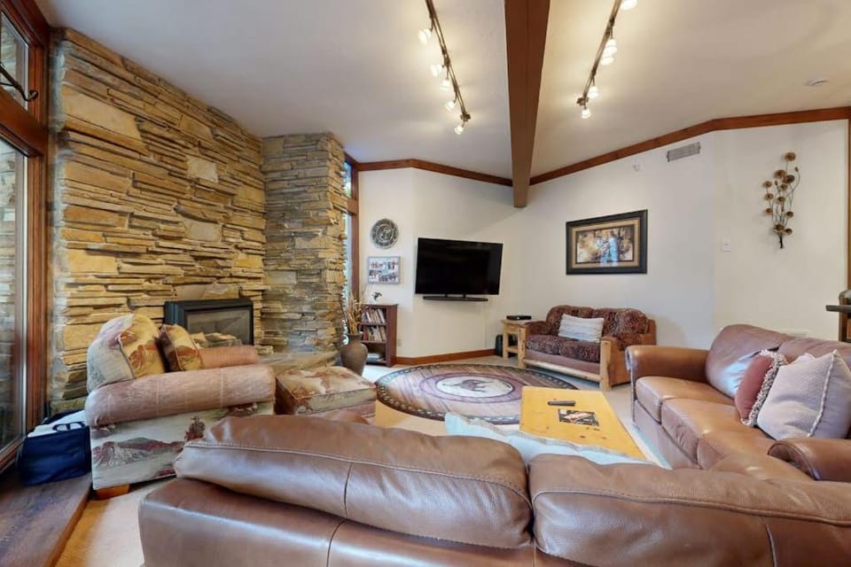 Ski sanctuary with private hot tub - adjacent to slopes & on free bus line House in Park City