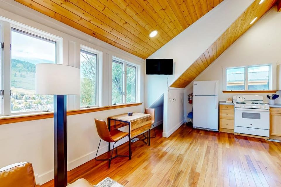 Upper-level home near Main St with private hot tub deck ski & mtn views House in Park City