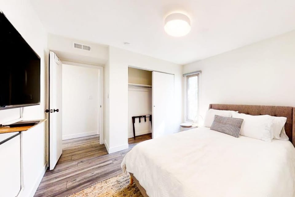 Modern & chic year-round getaway with mountain views & fireplace- near shopping House in Park City