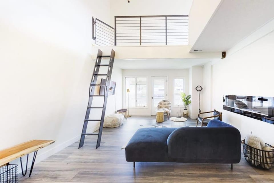 Modern & chic year-round getaway with mountain views & fireplace- near shopping House in Park City