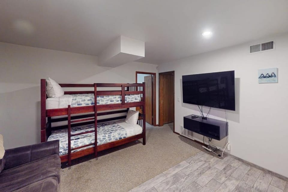 Dog-friendly 1st Floor Old Town Empire Condo with hot tub House in Park City