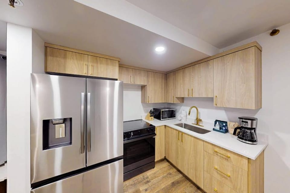 Dog-friendly 1st Floor Old Town Empire Condo with hot tub House in Park City