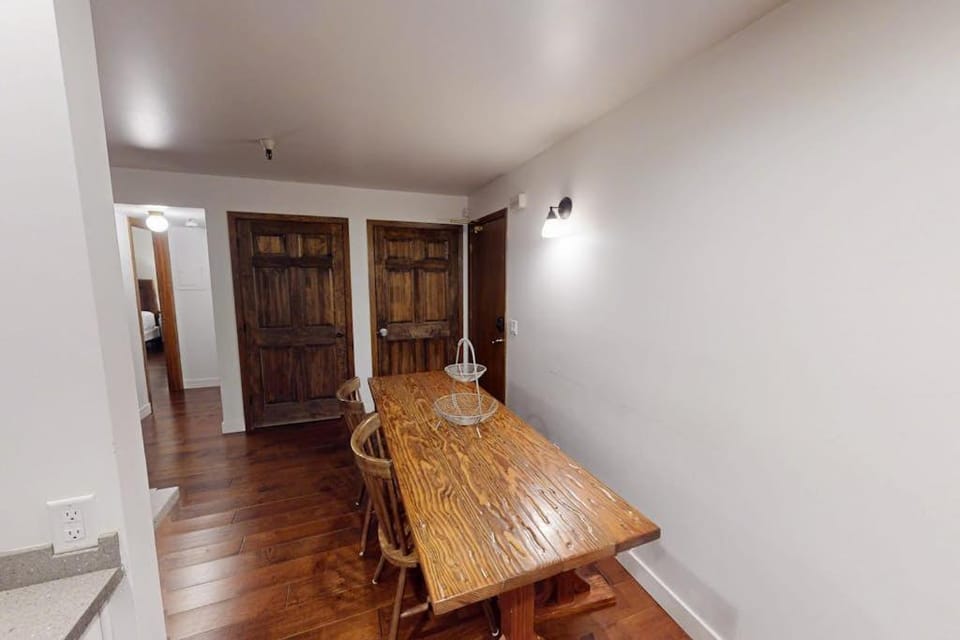 Dog-friendly 2nd Floor Old Town Empire Condo with hot tub House in Park City