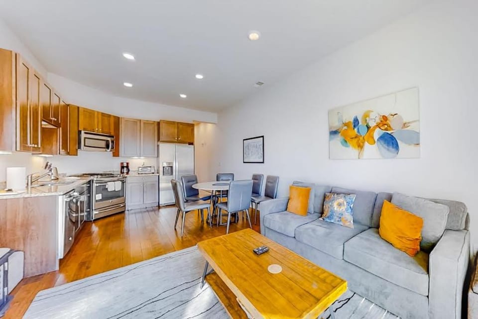 Newpark Terrace Gem with Private Hot Tub & Mountain Views - Walk to Dining House in Snyderville