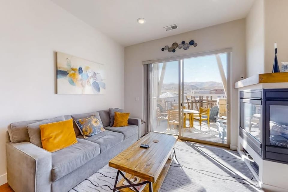 Newpark Terrace Gem with Private Hot Tub & Mountain Views - Walk to Dining House in Snyderville