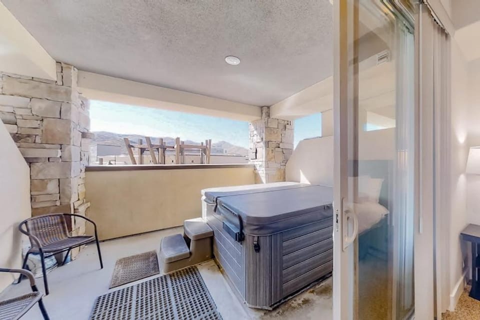 Newpark Terrace Gem with Private Hot Tub & Mountain Views - Walk to Dining House in Snyderville