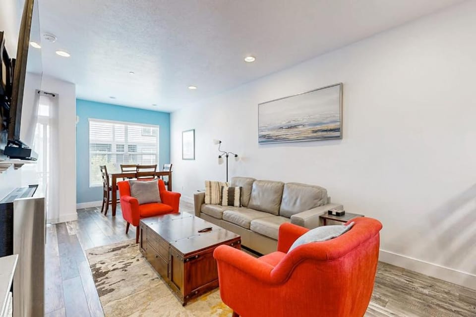 Mountain Getaway - Private Rooftop Spa - Walk to Dining Shops & Rec Center House in Snyderville